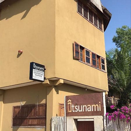 Hotel Otsunami Ломе Экстерьер фото
