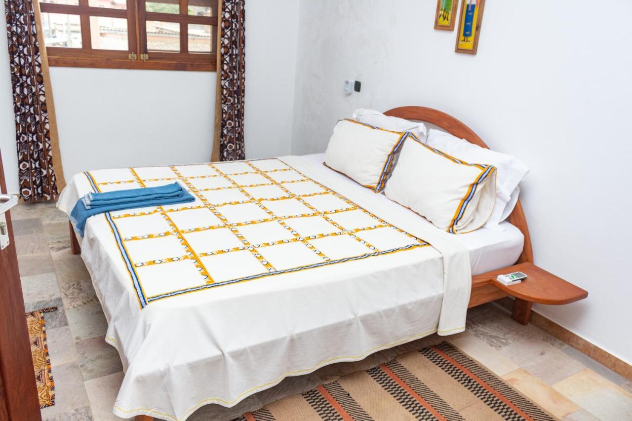 Hotel Otsunami Ломе Экстерьер фото