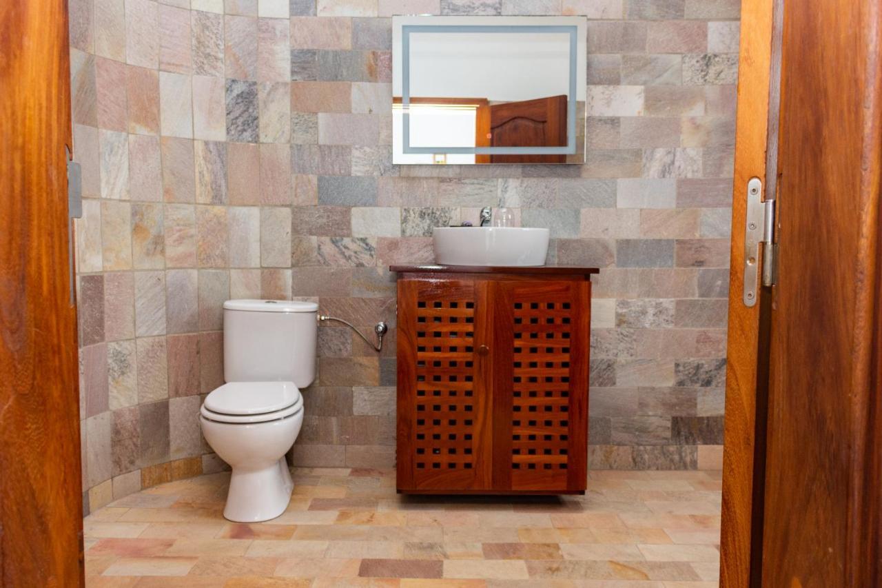 Hotel Otsunami Ломе Экстерьер фото